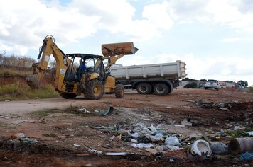 Prefeitura faz limpeza na área da Antiga Esc. Rural