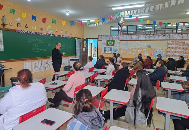 Qualidade da alimentação e sua relação com o desenvolvimento de doenças crônicas são discutidas em formação com servidores(as) públicos(as) e usuárias da UBS Dr. Jorge Elizário Miguel