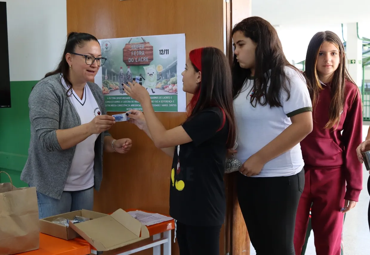 Feirinha Verde na Escola encerra o ano com ação educativa  na Escola Municipal Maria Flora Scaramella Moreira