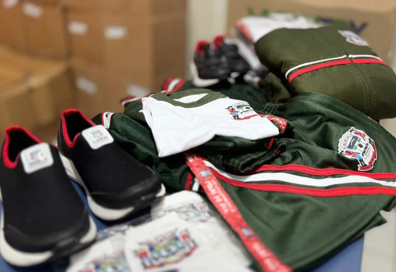 Prefeitura dá início à distribuição de uniformes escolares e amplia cuidado com alunos da rede municipal