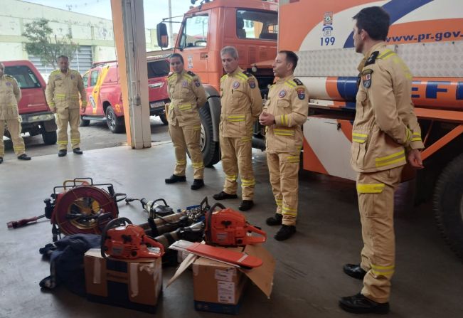 Corpo de Bombeiros recebe duas motosserras, conjuntos de EPIs e um kit de desencarceramento