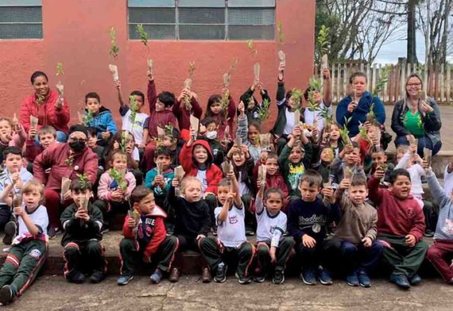 O dia da árvore foi comemorado com distribuição de mudas de árvores frutíferas para as crianças