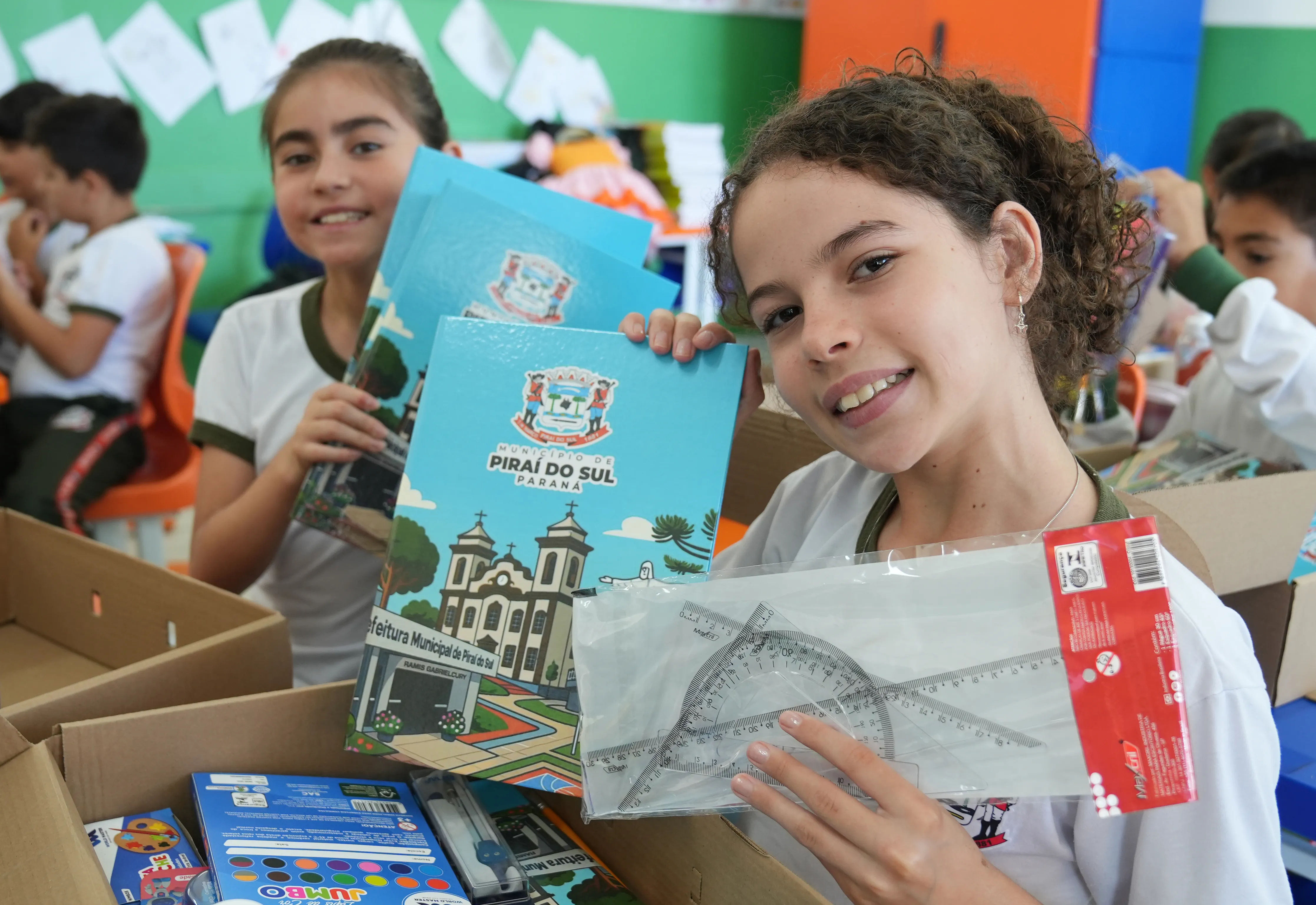 Prefeitura inicia entrega de materiais escolares para estudantes da rede municipal