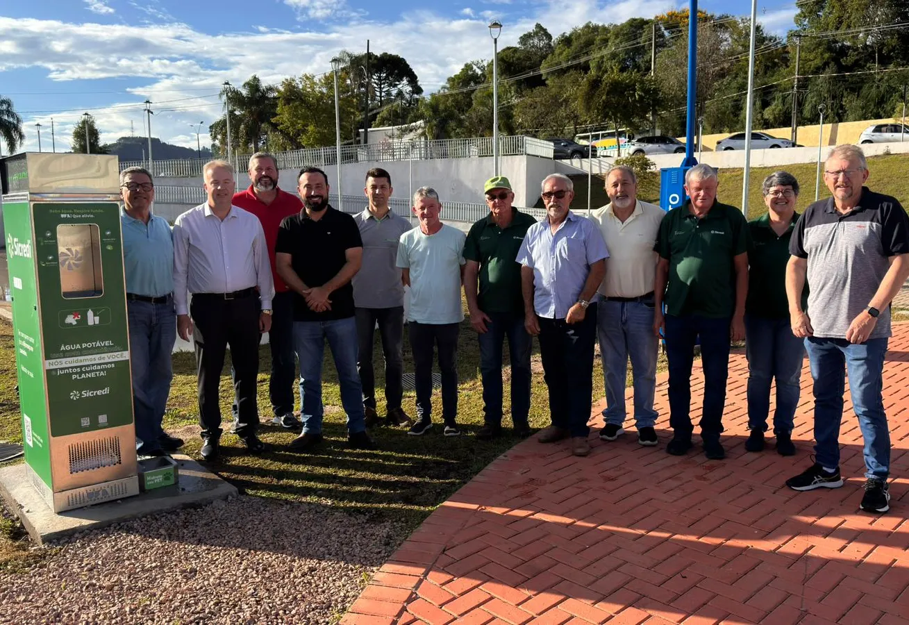 Prefeitura de Piraí do Sul, em parceria com o Sicredi, instala bebedouro para população e pets no Complexo Esportivo