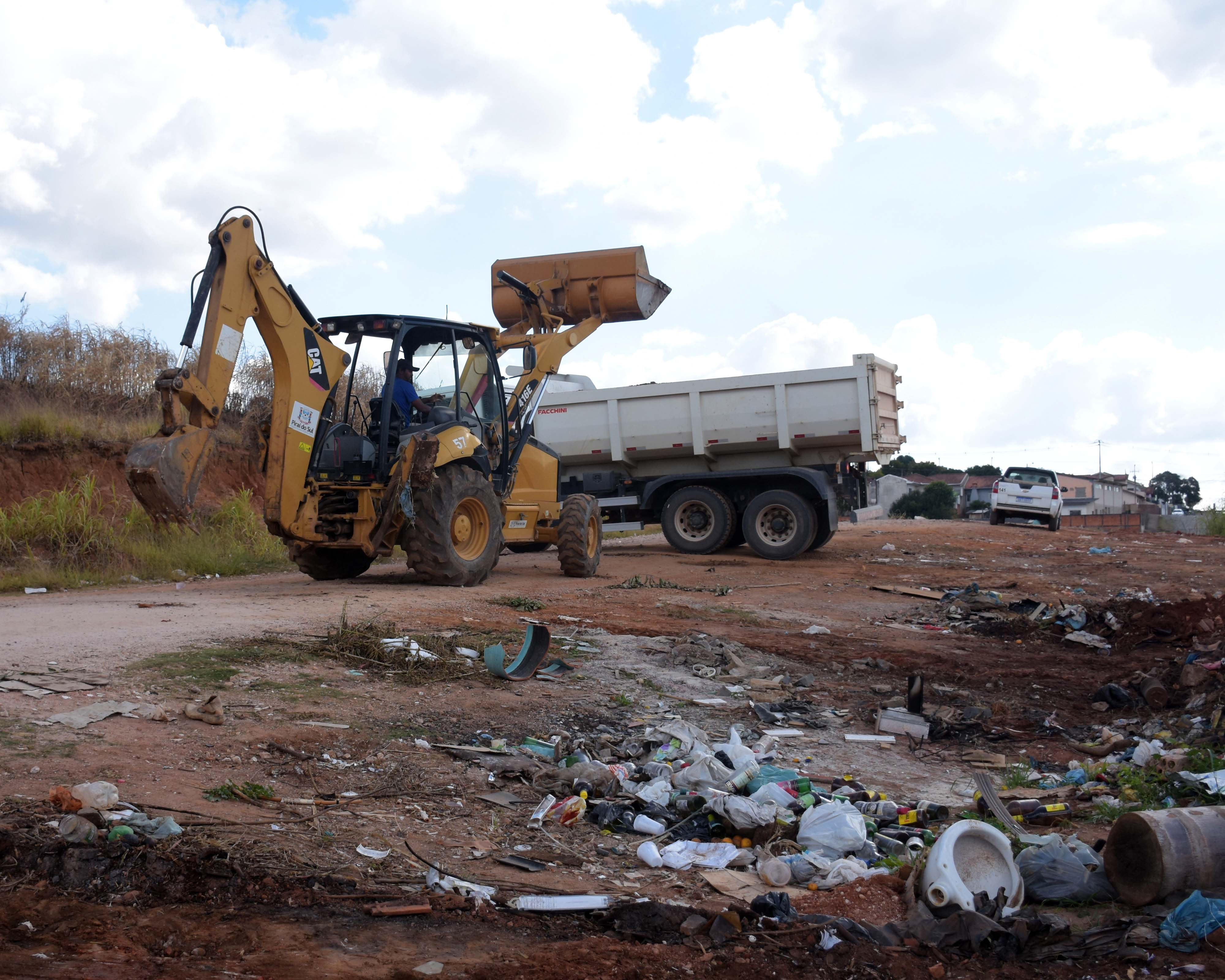 Prefeitura faz limpeza na área da Antiga Esc. Rural