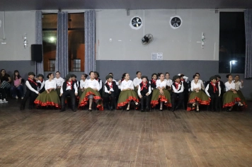 Foto - FORMAÇÃO DOS ALUNOS DE DANÇA GAÚCHA