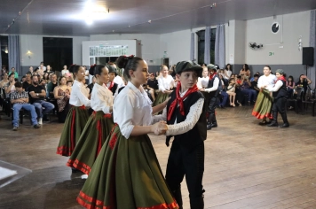 Foto - FORMAÇÃO DOS ALUNOS DE DANÇA GAÚCHA