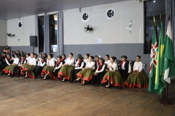Foto - FORMAÇÃO DOS ALUNOS DE DANÇA GAÚCHA