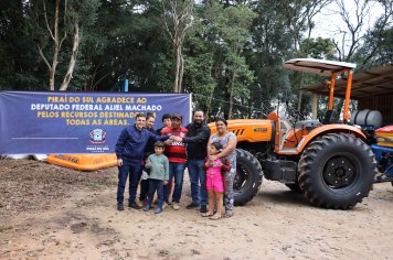 Deputado Aliel Machado entrega veículos e trator agrícola para Piraí do Sul