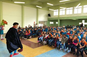 Crianças do ensino municipal assistem a teatro