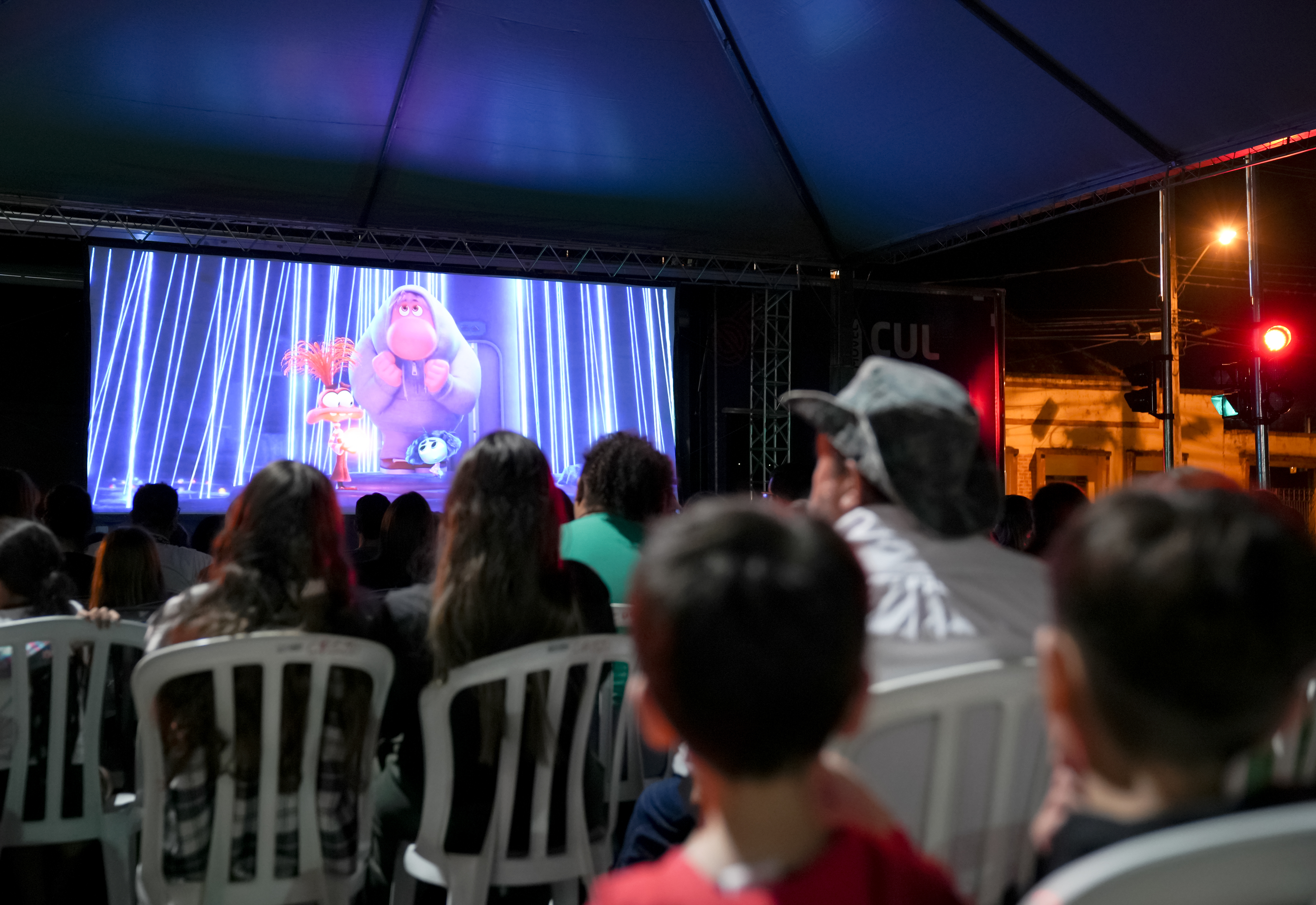 Cinema ao ar livre encanta famílias em Piraí do Sul com exibição de ‘Divertida Mente 2'