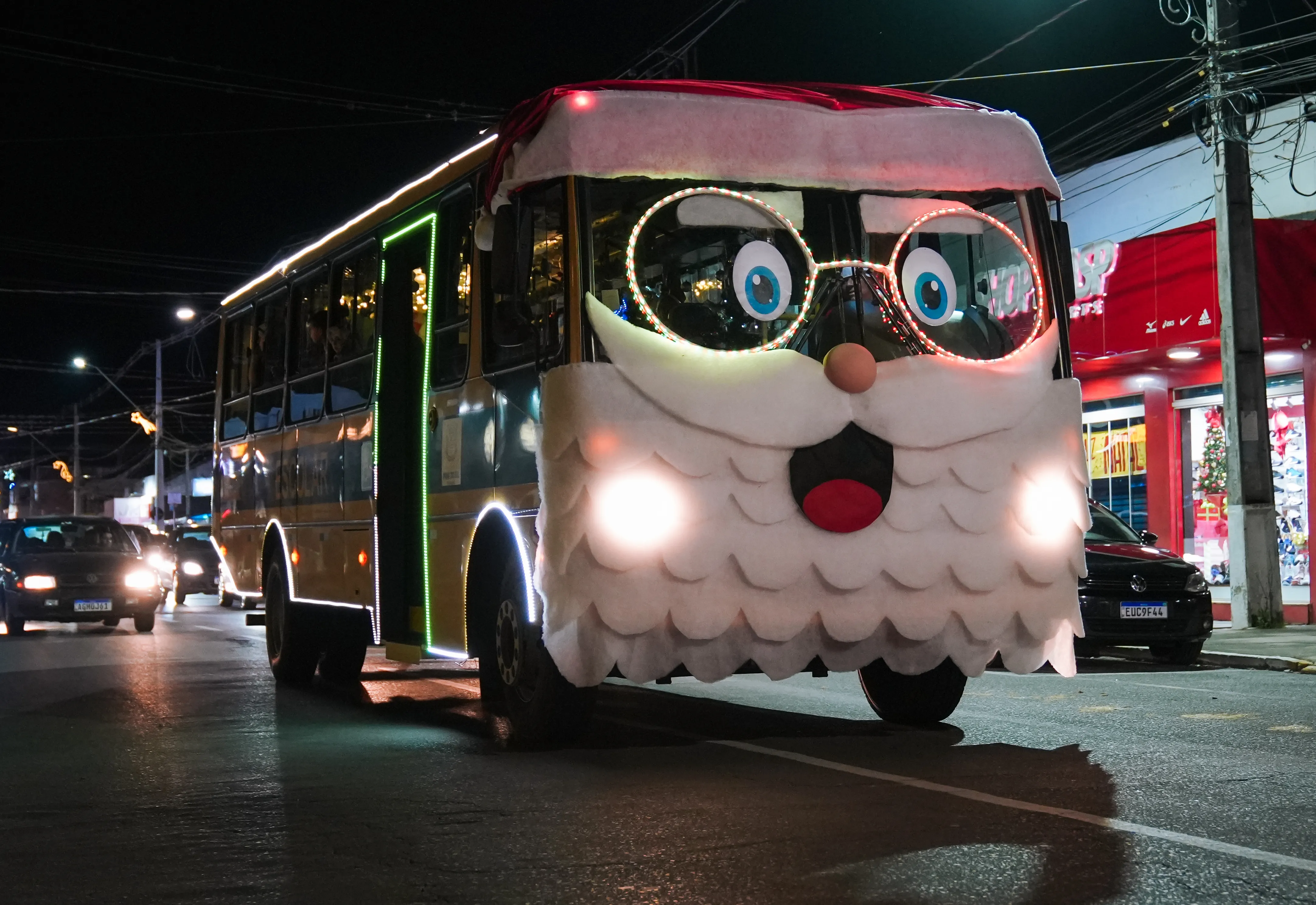 Ônibus do Noel leva o encanto do Natal às ruas da Piraí do Sul