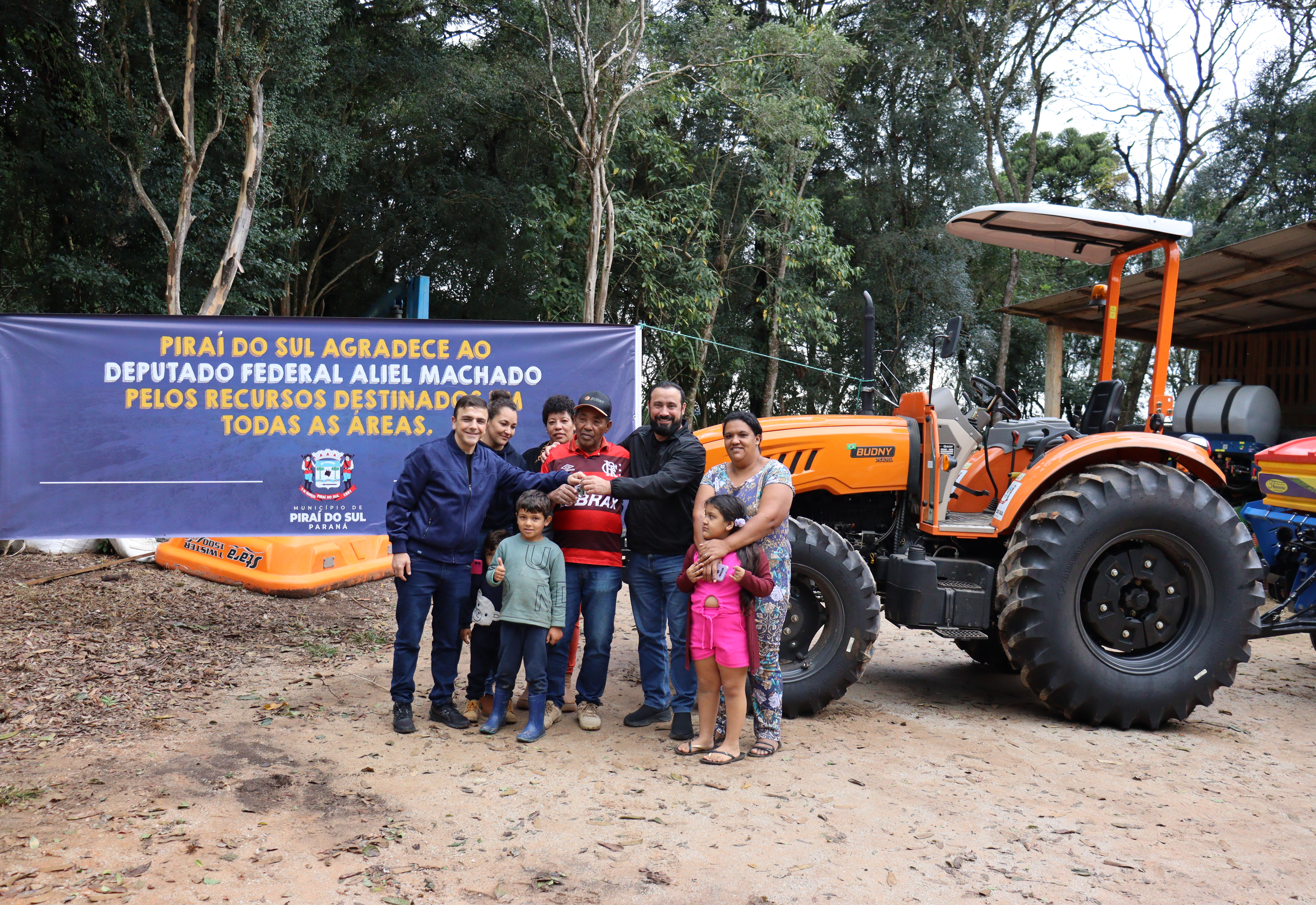 Deputado Aliel Machado entrega veículos e trator agrícola para Piraí do Sul
